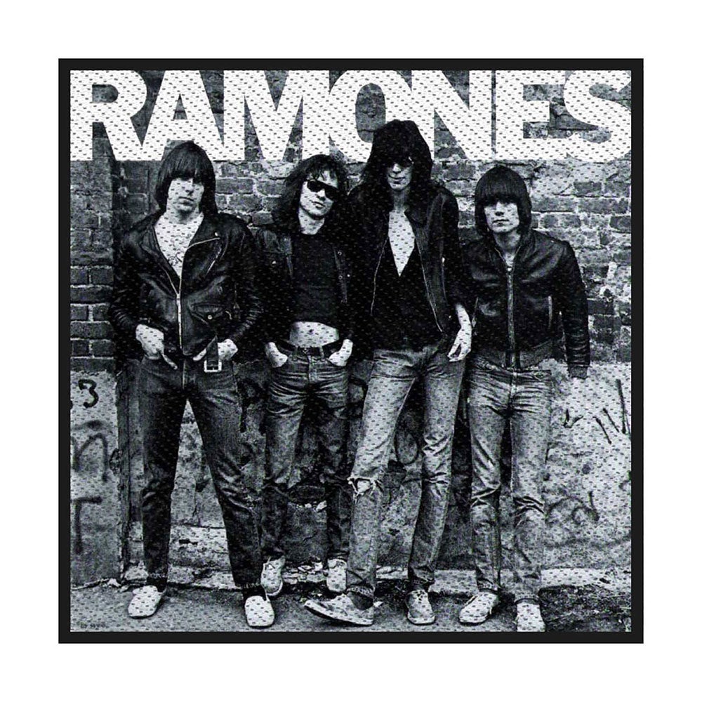 Ommeltava Ramones kangasmerkki sopii esimerkiksi farkkuliiviin tai takkiin